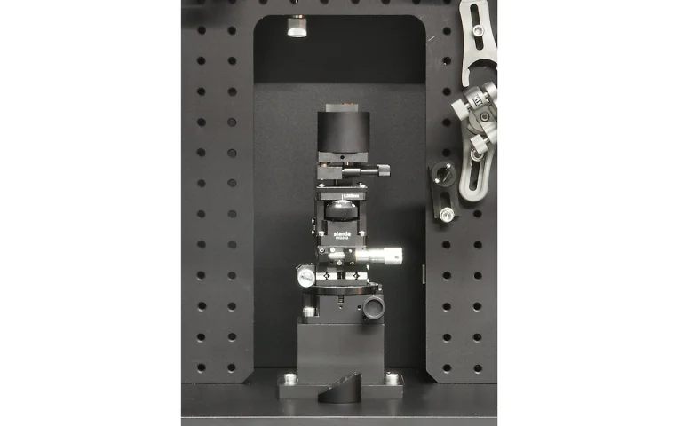 Compact and stable six axis manipulator for precise sample positioning